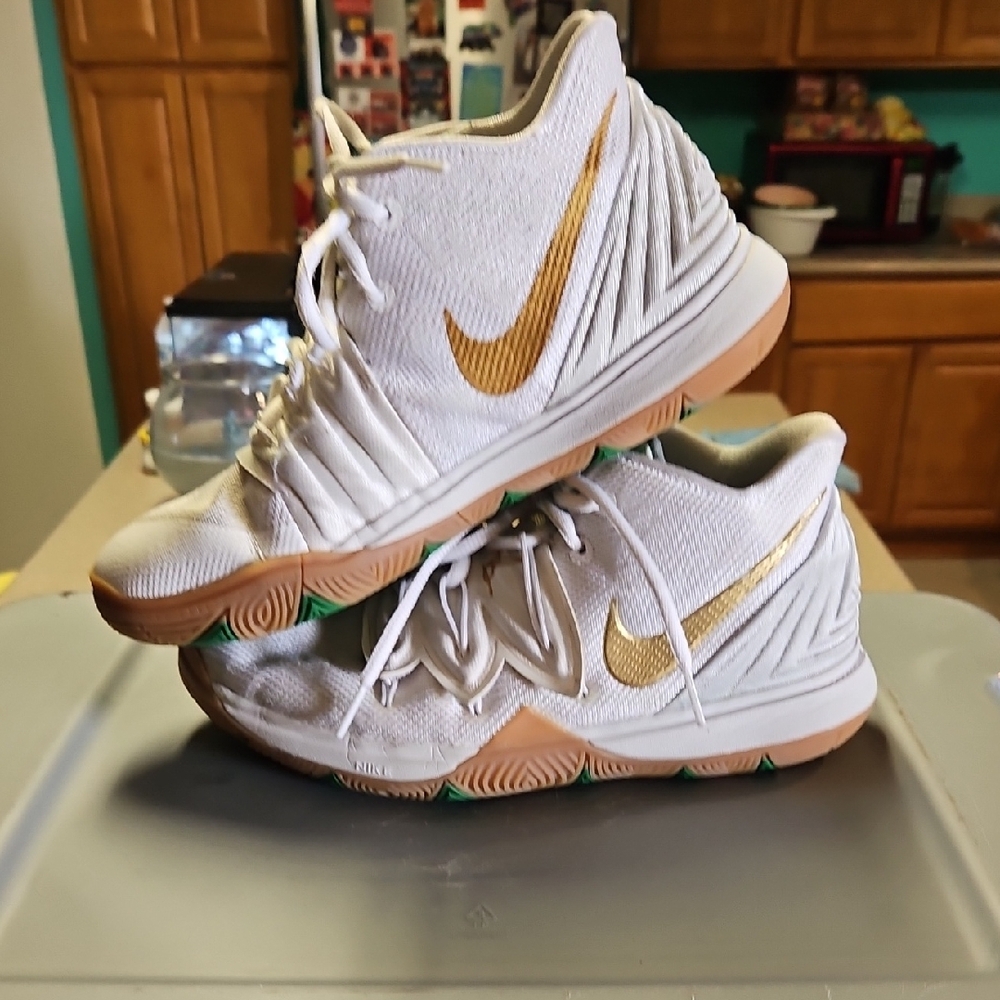 Nike Kyrie 5 / White & Gold Size 6 Y Youth Basketball Shoes